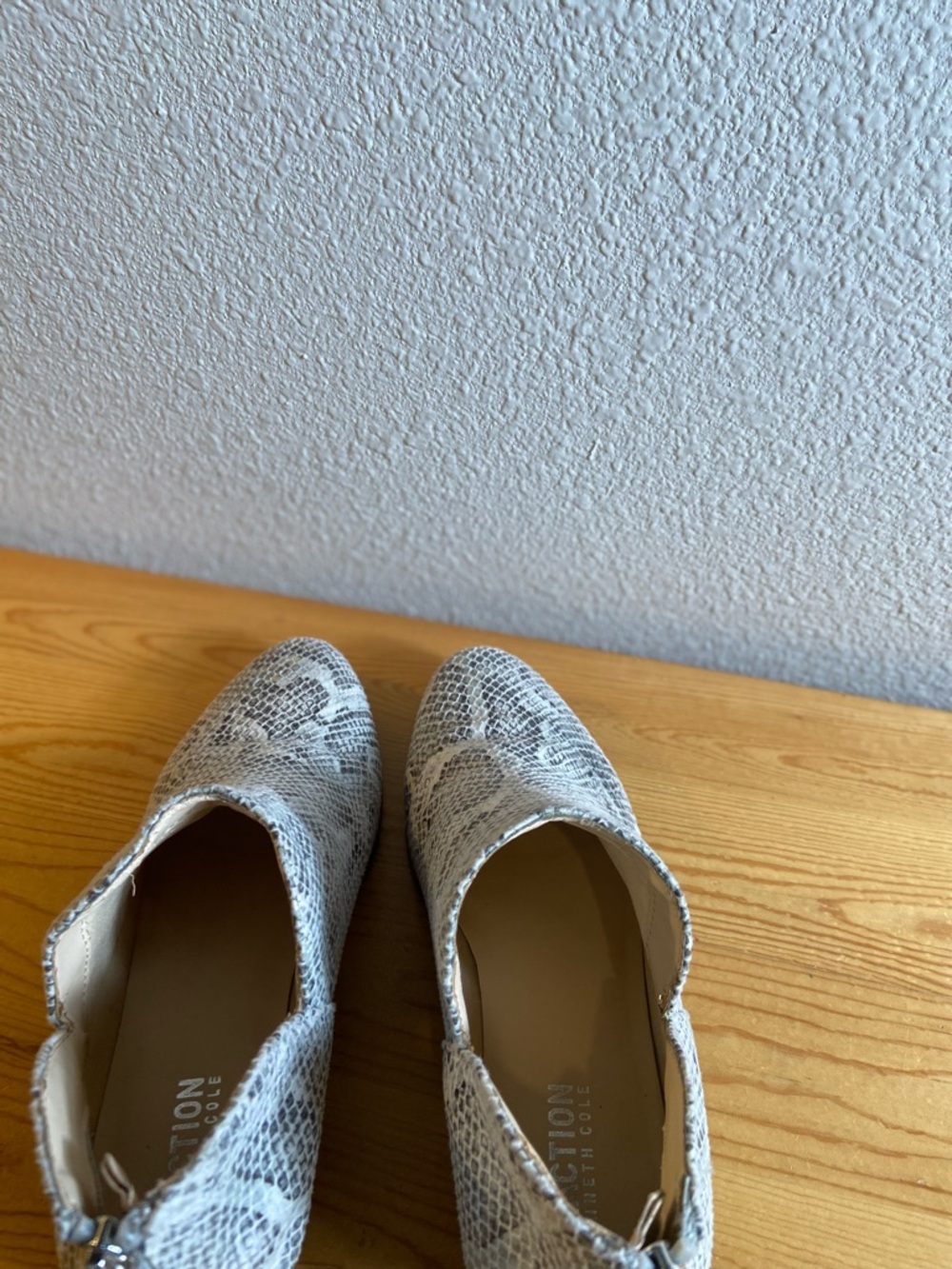 Reaction Kenneth Cole~Textured~Snakeskin~Faux Leather~Block Heel~Bootie~Size 6 - Picture 11 of 15
